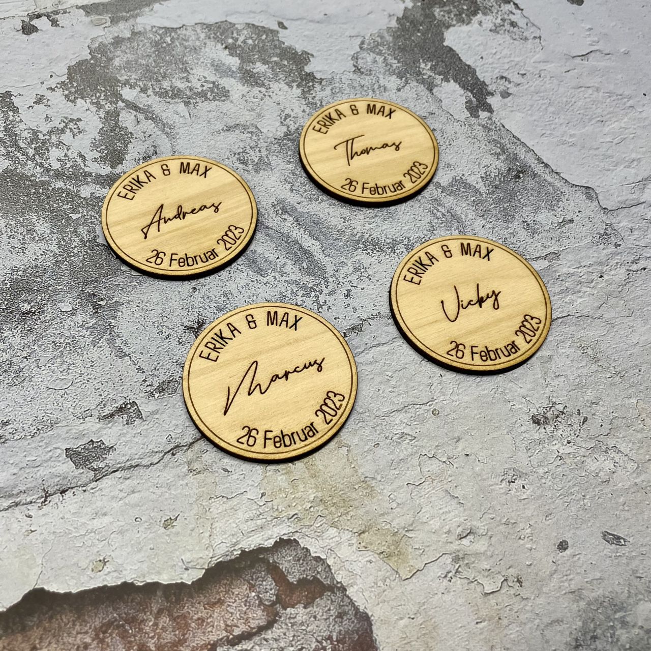 Platzkarten Rund mit Magnet aus Holz l Wunschnamen | INDIVIDUELL | HOCHZEIT | TISCHDEKO